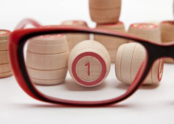 The glasses with game chips bingo with the focus on the unit — Stock Photo, Image