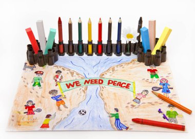 Makineli tüfek palaska boya kalemi ve çocuk 