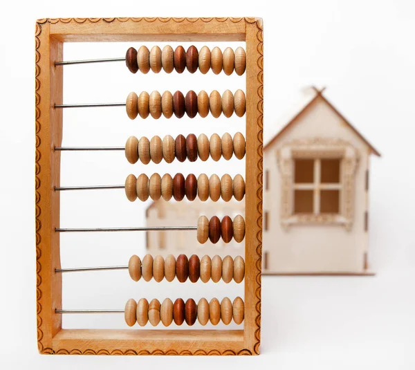 Abacus Madeira Ficar Contra Uma Pequena Casa — Fotografia de Stock