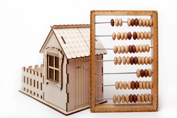 Abacus Madeira Ficar Lado Uma Pequena Casa Fundo Branco — Fotografia de Stock