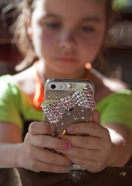 Kızlar elinde güzel bir yay ile cep telefonu