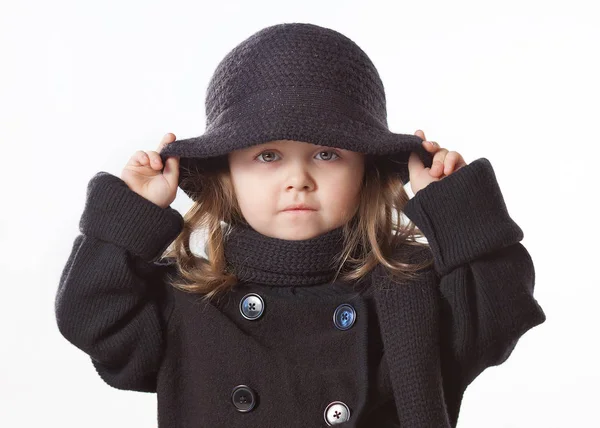 Ragazza Divertente Abito Nero Maglia Cappello Uno Sfondo Bianco — Foto Stock