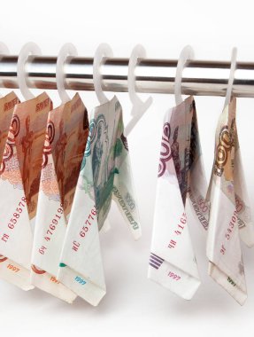 Rus kağıt para elbise beyaz bir arka plan üzerinde asılı