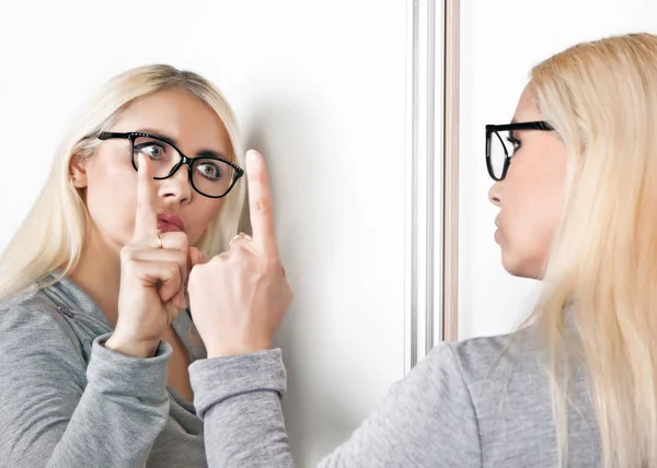 Une Femme Parle Son Reflet Devant Miroir — Photo