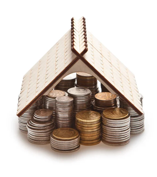 俄罗斯硬币是堆积的柱子和覆盖着一个木屋顶从顶部的房子 梦幻之家 — 图库照片