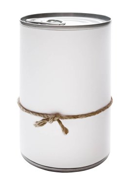 Yeni teneke kutu ile beyaz etiket, iple bağlı. Beyaz arka plan üzerinde izole.