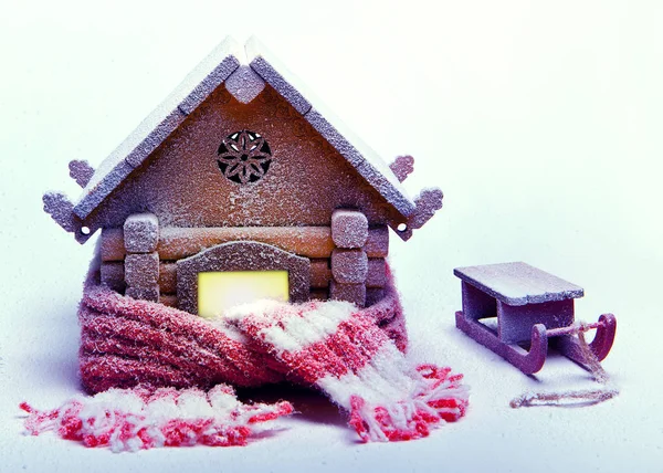 Vánoční Zasněžený Dřevěný Dům Zabalený Teplém Pleteném Šátku Saních — Stock fotografie