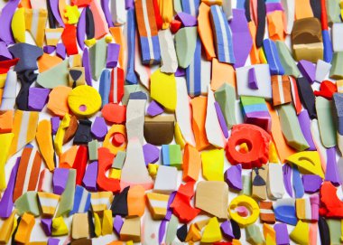 Renkli silgi kalıntıları küçük parçalara ayrılmış.