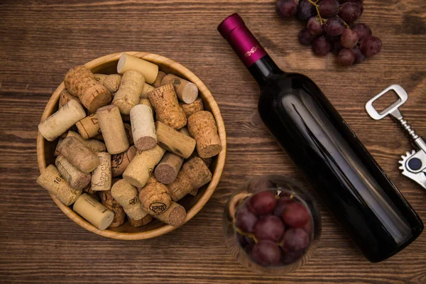 Botellas Vino Copas Vino Uvas Vino Corcho Sobre Fondo Madera —  Fotos de Stock