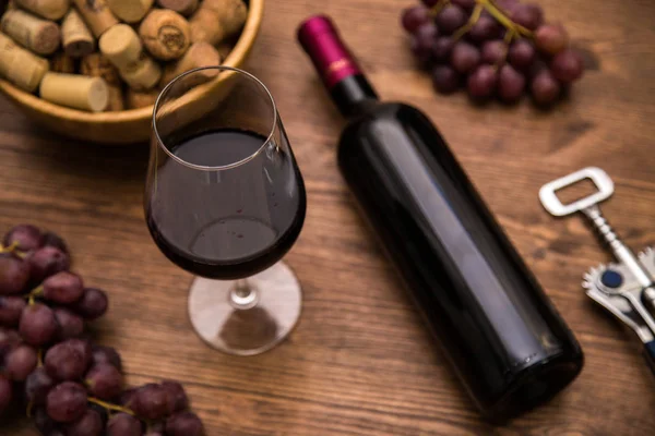 Μπουκάλια Του Κρασιού Ποτήρια Κρασιού Σταφύλια Και Φελλό Κρασιού Φόντο — Φωτογραφία Αρχείου