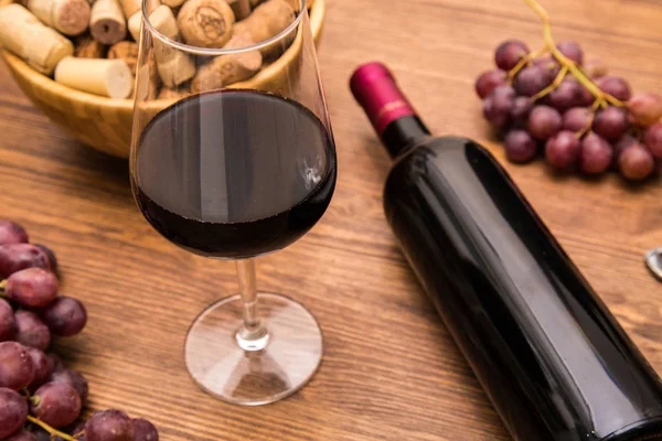 Μπουκάλια Του Κρασιού Ποτήρια Κρασιού Σταφύλια Και Φελλό Κρασιού Φόντο — Φωτογραφία Αρχείου