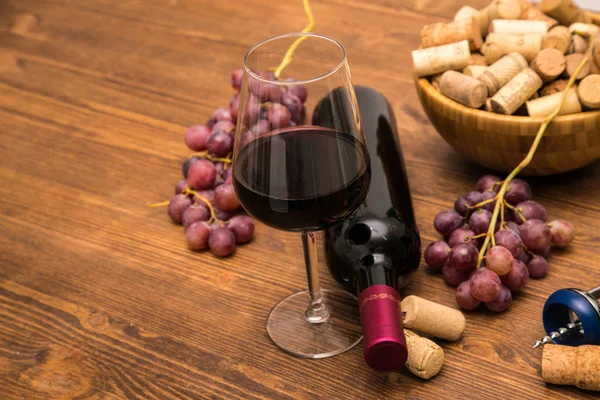 Botellas Vino Copas Vino Uvas Vino Corcho Sobre Fondo Madera —  Fotos de Stock