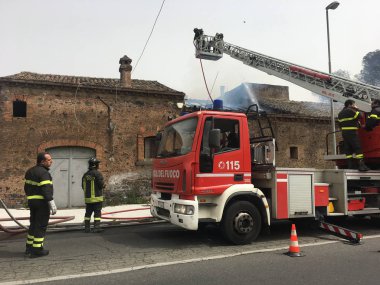 İtfaiyeciler bir eski evinde bir yangın söndürmek için meşgul