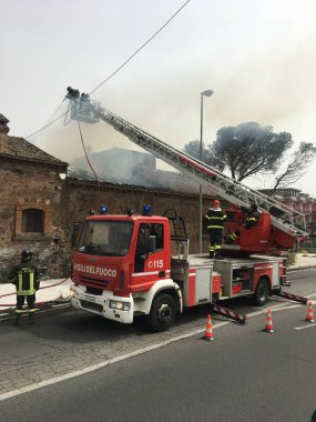 İtfaiyeciler bir eski evinde bir yangın söndürmek için meşgul