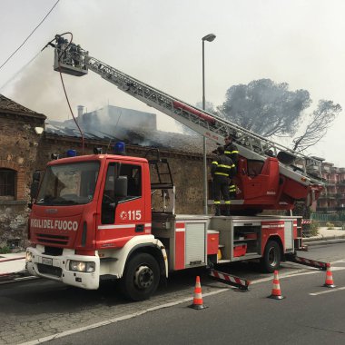 İtfaiyeciler bir eski evinde bir yangın söndürmek için meşgul