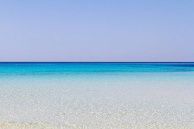 Saf kristal su yüzeyi bir ada (Lampedusa çevresinde)