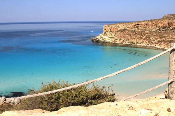 Ren crystalline bevattna ytbehandlar runt en ö - Lampedusa, Sic — Stockfoto