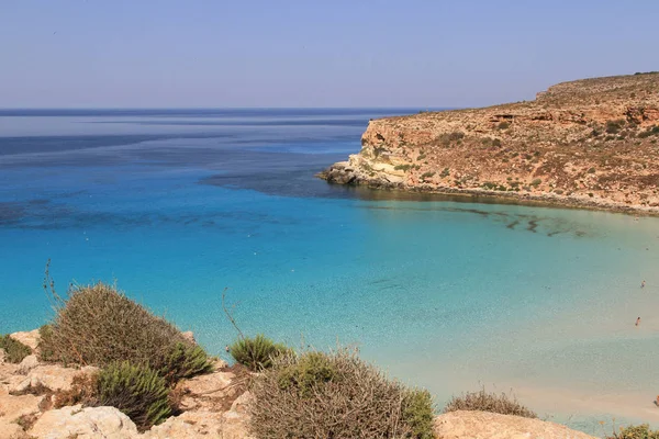 Superfície de água cristalina pura em torno de uma ilha - Lampedusa, Sic — Fotografia de Stock