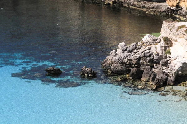 Чистая кристаллическая поверхность воды вокруг острова - Lampedusa, Sic — стоковое фото