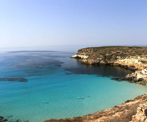 Ren crystalline bevattna ytbehandlar runt en ö - Lampedusa, Sic — Stockfoto