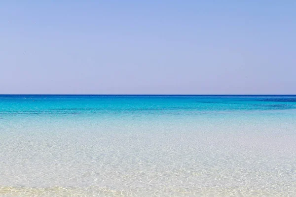 Reine kristalline Wasseroberfläche um eine Insel (Lampedusa) — Stockfoto