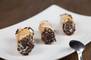 Sicilya Cannoli beyaz düz