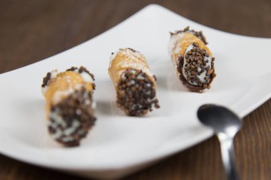 Sicilya Cannoli beyaz düz