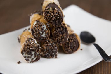 Sicilya Cannoli beyaz düz