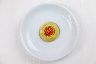 Sicilya pasta Beyaz dairesel çanak üzerinde