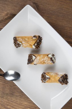 Sicilya Cannoli beyaz düz