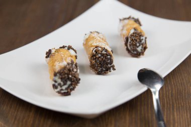 Sicilya Cannoli beyaz düz