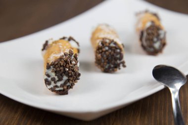 Sicilya Cannoli beyaz düz