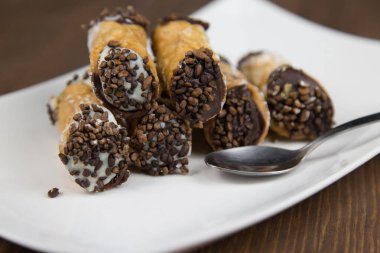 Sicilya Cannoli beyaz düz