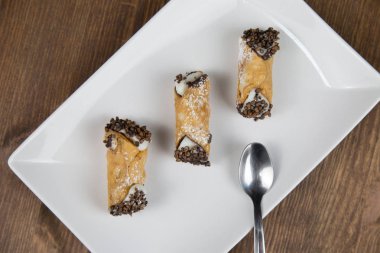 Sicilya Cannoli beyaz düz