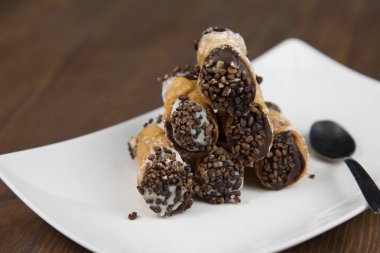 Sicilya Cannoli beyaz düz