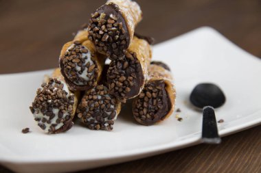 Sicilya Cannoli beyaz düz