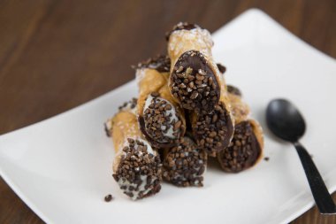 Sicilya Cannoli beyaz düz