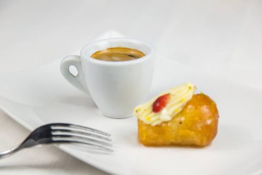 Napoliten baba' ve beyaz beyaz çanak üzerinde kahve