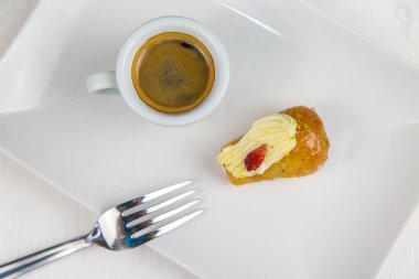 Napoliten baba' ve beyaz beyaz çanak üzerinde kahve