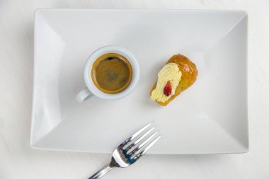 Napoliten baba' ve beyaz beyaz çanak üzerinde kahve