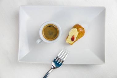 Napoliten baba' ve beyaz beyaz çanak üzerinde kahve