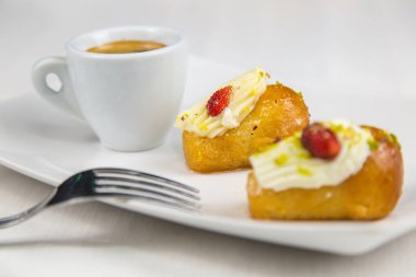 Napoliten baba' ve beyaz beyaz çanak üzerinde kahve