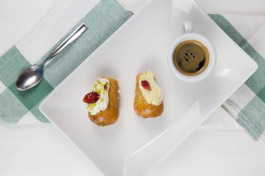 Napoliten baba' ve beyaz beyaz çanak üzerinde kahve