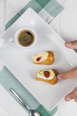 Napoliten baba' ve beyaz beyaz çanak üzerinde kahve