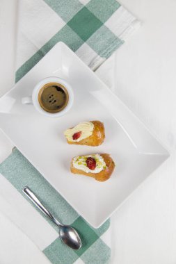 Napoliten baba' ve beyaz beyaz çanak üzerinde kahve