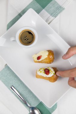 Napoliten baba' ve beyaz beyaz çanak üzerinde kahve