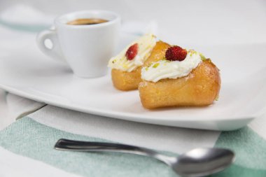 Napoliten baba' ve beyaz beyaz çanak üzerinde kahve