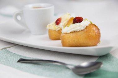 Napoliten baba' ve beyaz beyaz çanak üzerinde kahve