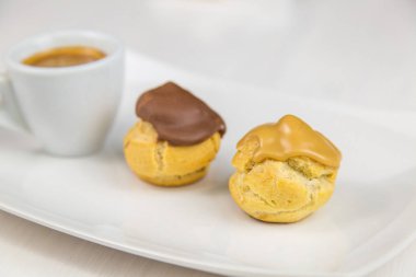 bigne' ve beyaz çanak üzerinde kahve