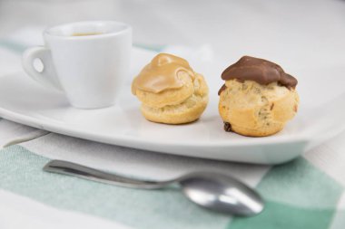 bigne' ve beyaz çanak üzerinde kahve